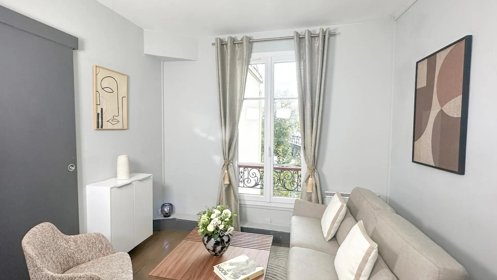 Stunning Apartment Near Eiffel Tower contacts